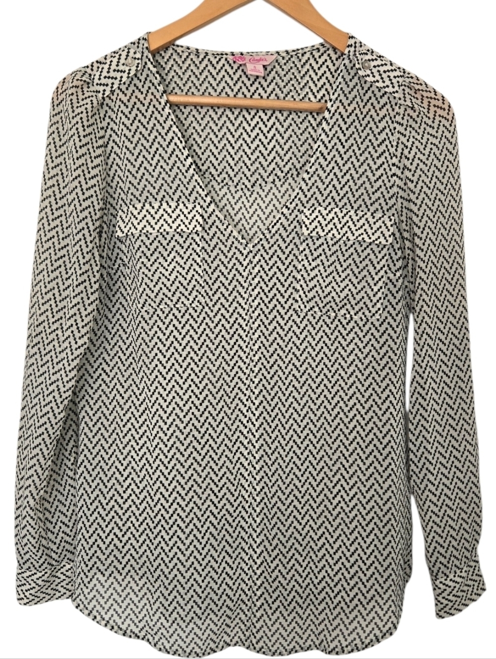 Candie’s Black White Geometric Blouse Chevron Print V Neck Pocket Top Size Small